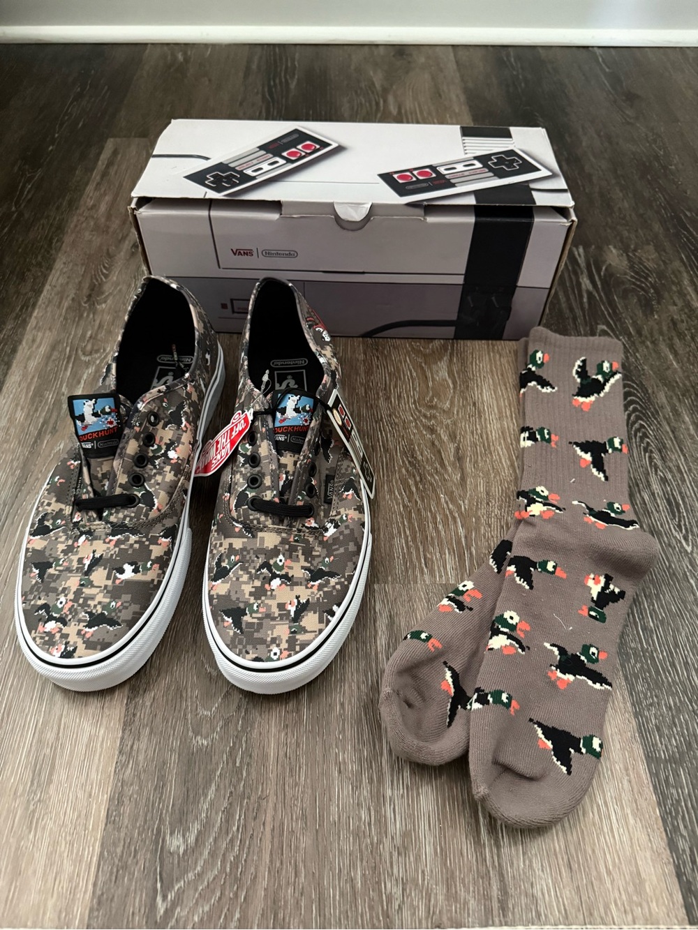 RARE 2016 Vans x Nintendo Authentic Duck Hunt Sneakers and Socks Men’s sz US 12
